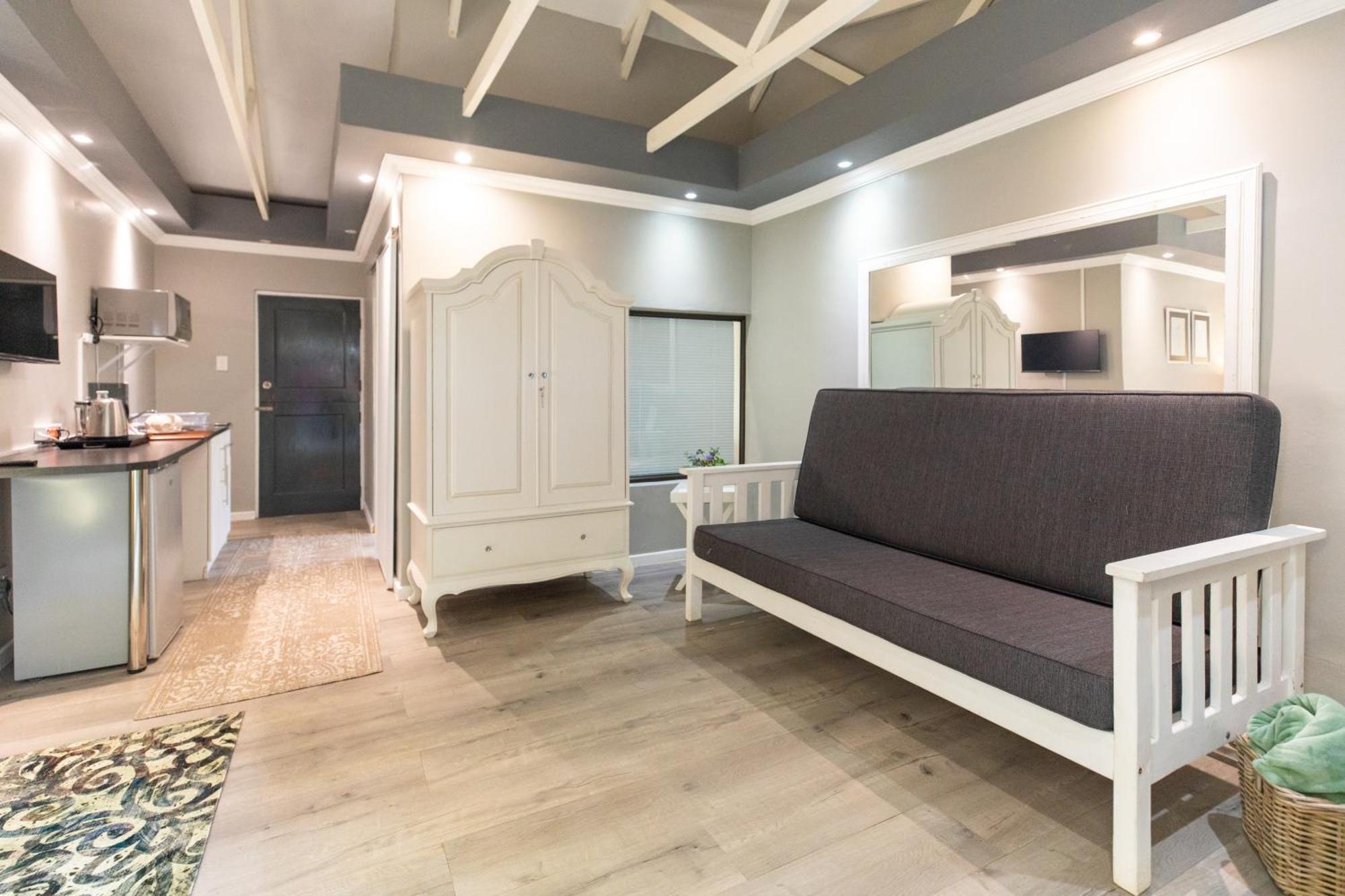 Rouana Guest Farm Hotel สเตลเลนบอช ภายนอก รูปภาพ