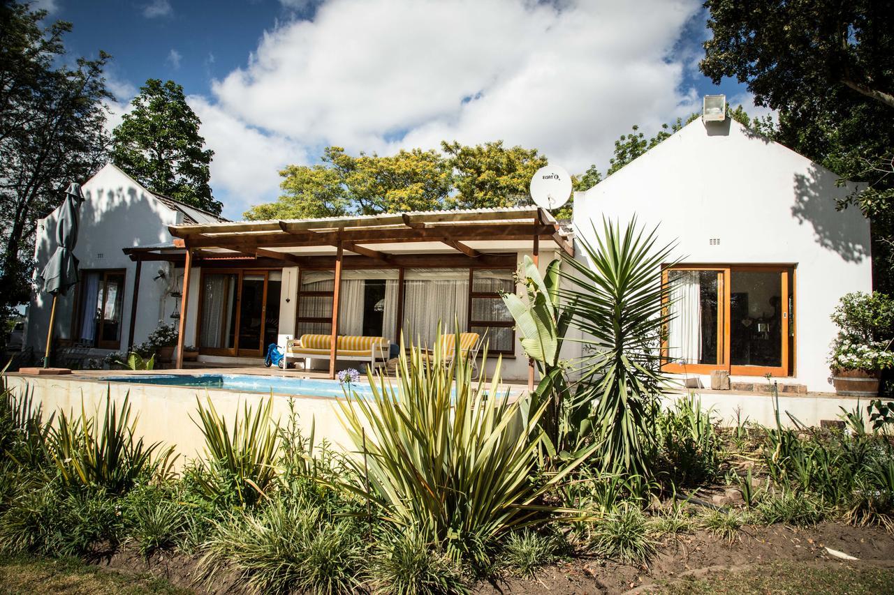 Rouana Guest Farm Hotel สเตลเลนบอช ภายนอก รูปภาพ