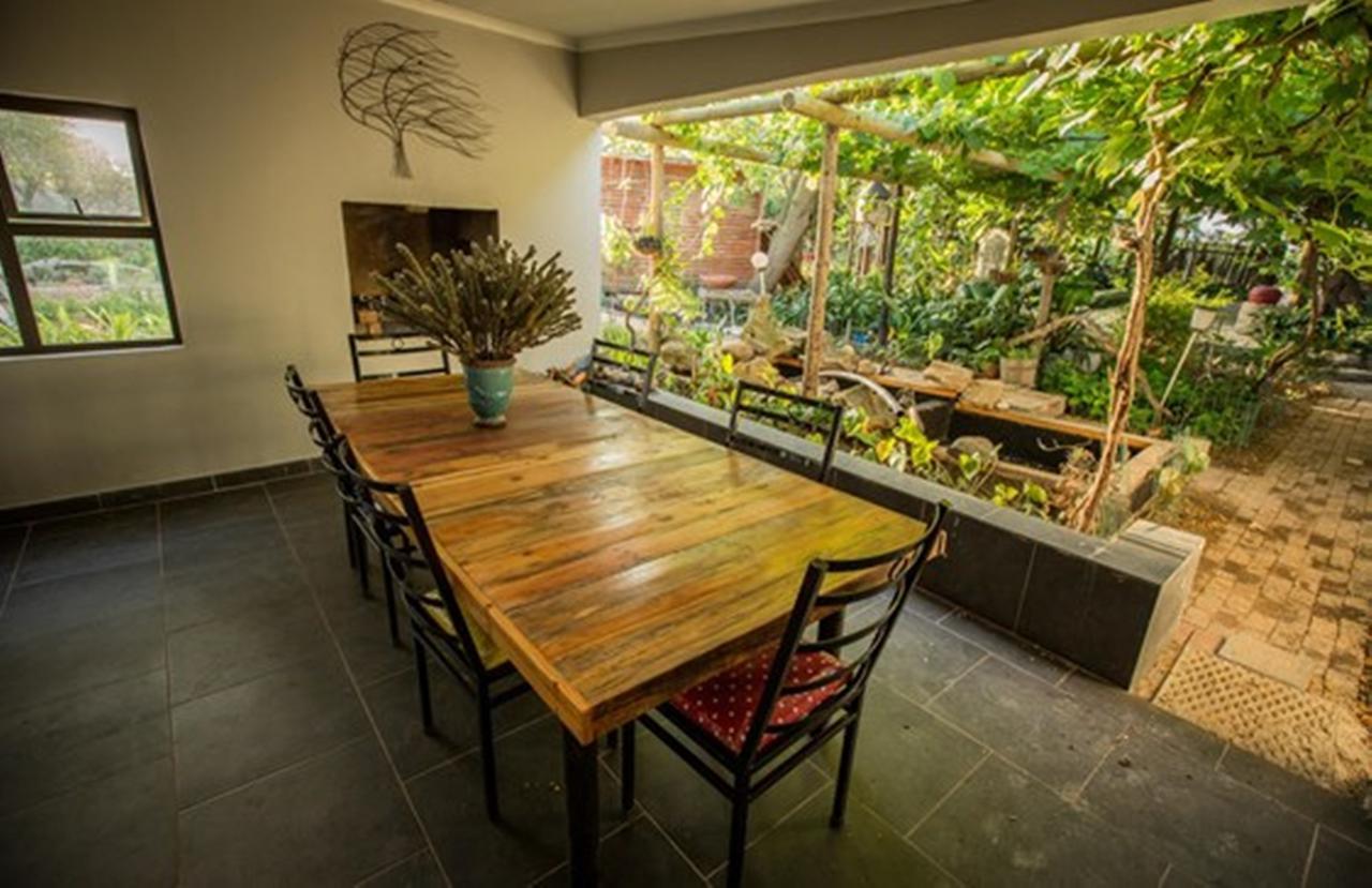 Rouana Guest Farm Hotel สเตลเลนบอช ภายนอก รูปภาพ
