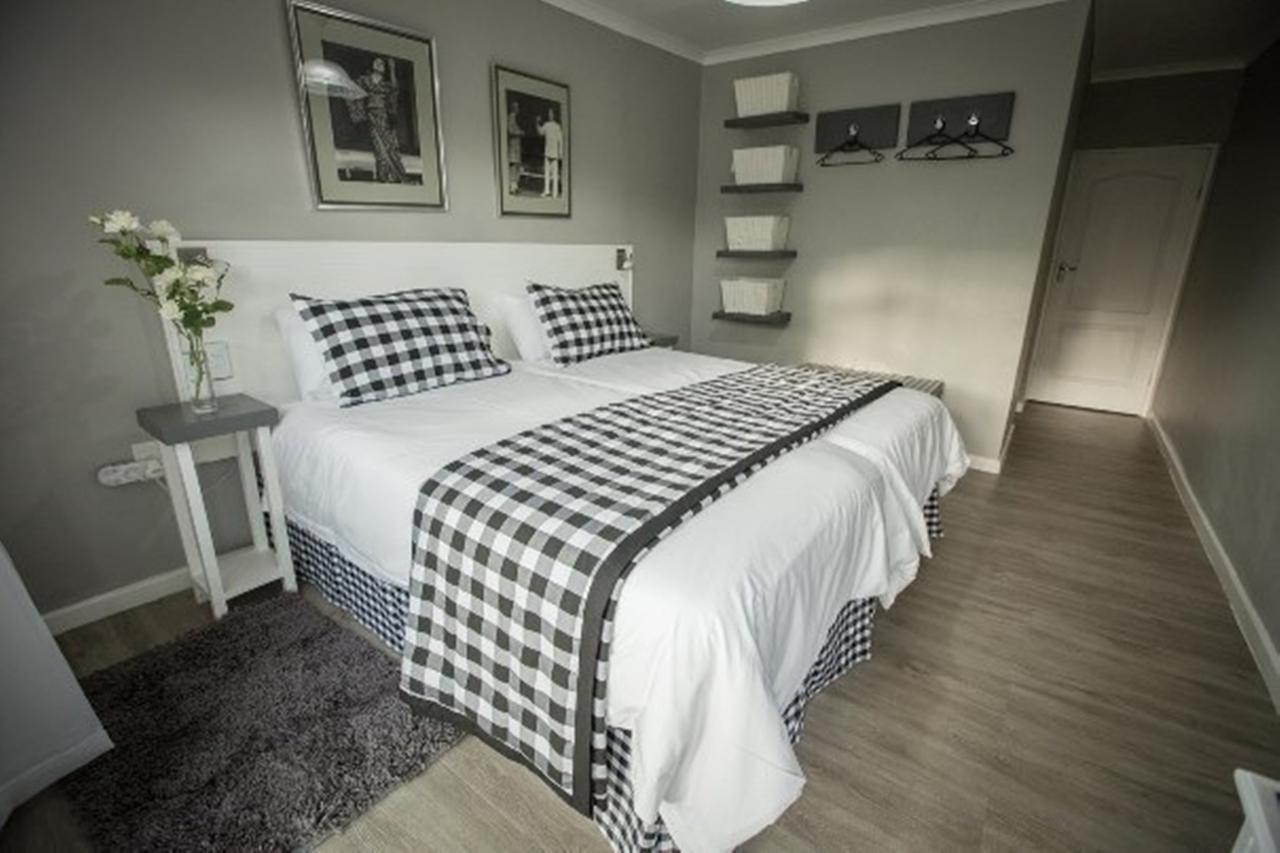 Rouana Guest Farm Hotel สเตลเลนบอช ภายนอก รูปภาพ