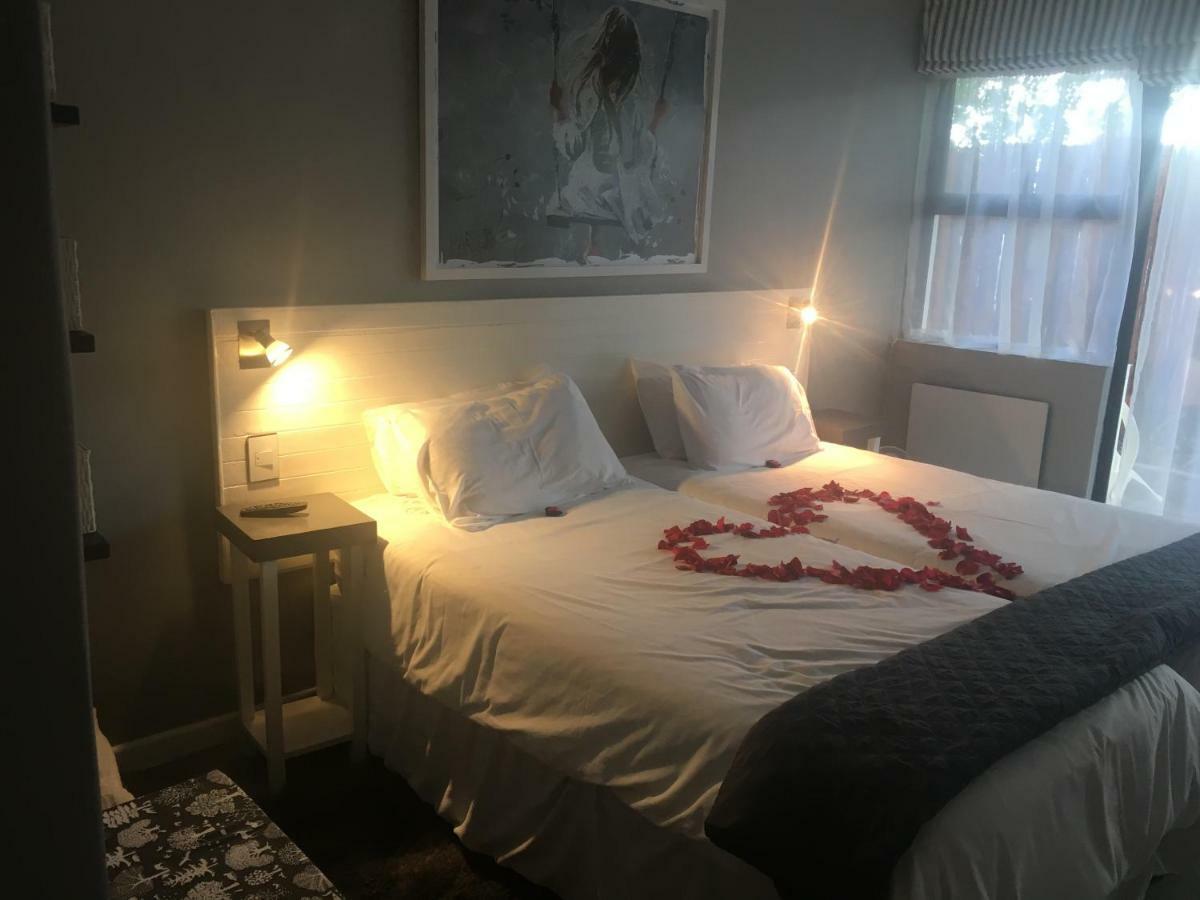 Rouana Guest Farm Hotel สเตลเลนบอช ภายนอก รูปภาพ
