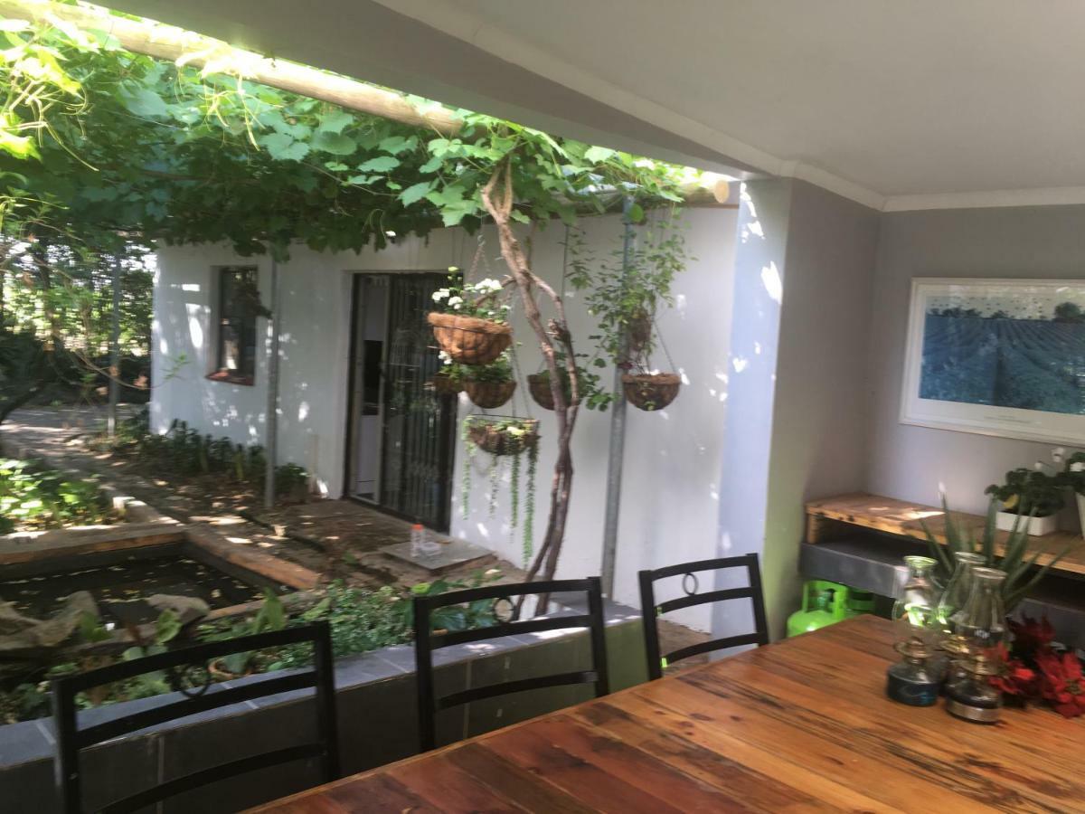 Rouana Guest Farm Hotel สเตลเลนบอช ภายนอก รูปภาพ